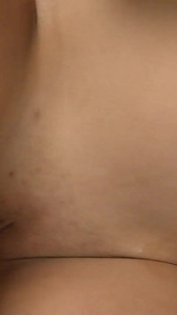Das asiatische teen lana bekommt ihre enge muschi während der massage bis zum orgasmus gefickt
