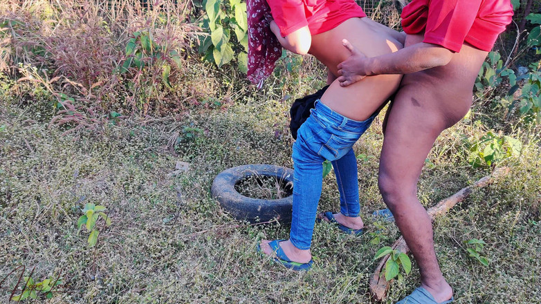Hope Love: Estudiante de gran culo follada en el bosque en perrito