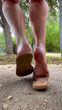 Venkovní nožní škádlení Lily Hotwife: část 2 - Líbí se ti moje chodidla a zvuky flip flop?
