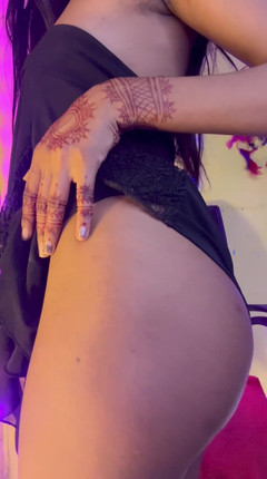 Crazy Club: 长时间的性爱，学生朋友第一次在视频通话中展示她的裸体，并正在做硬指交