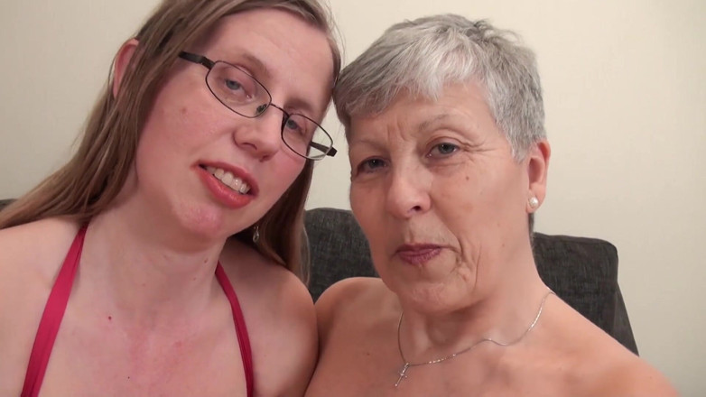 Dirty Doctors Clips - Mature British Lesbians: Tiempo de juego con vibrador con Sammie y Savana