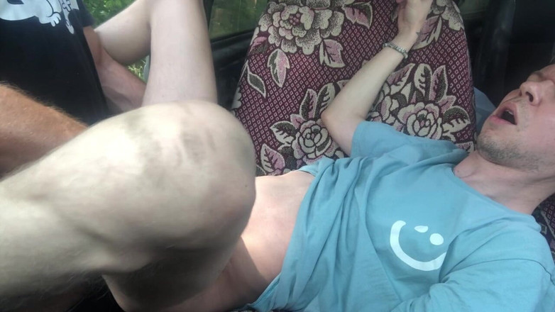 MaxHotty: Extreme autoneukpartij met harige papa