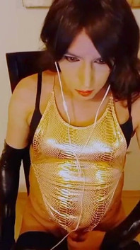 Sissy Shemale dotyka się podczas oglądania porno