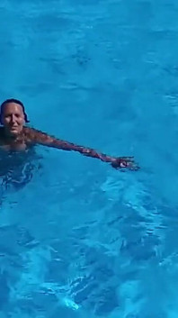 Come una casalinga sessualmente solitaria in vacanza in piscina impara ad immergersi