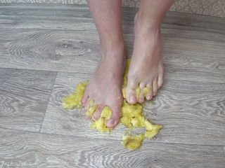 Mirallise: Gata com belas pernas, esmague uma banana com os pés,...