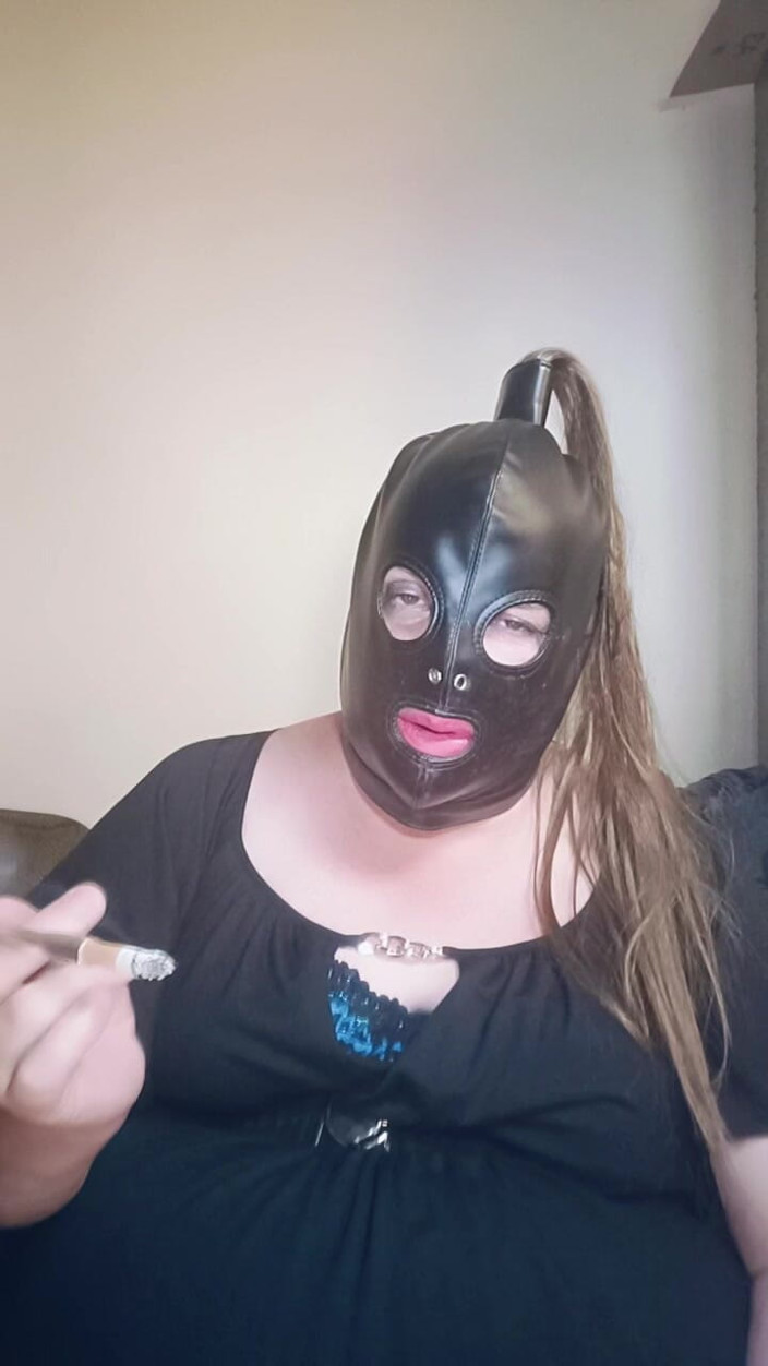 Stephanie-Nicole-TV: İri güzel kadın tv Stephanie-nicole gümüş bir tutacağın içinde sigara...