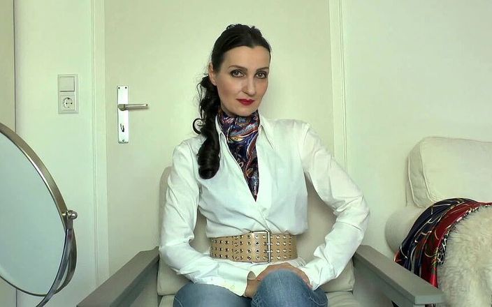 Lady Victoria Valente: Bufandas de satén para un traje casual con blue jeans