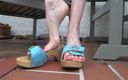 Lady Victoria Valente: Schuhspiel auf der Gartenterrasse - hellblaue Dr. Scholl Holzmuletten teil 4
