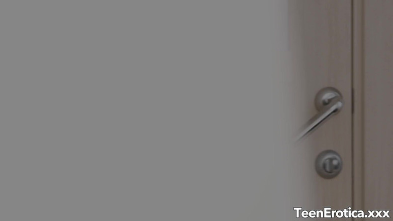 Teen Erotica XXX: Kris adalah dewi dubur yang mengidamkan air mani yang menakjubkan
