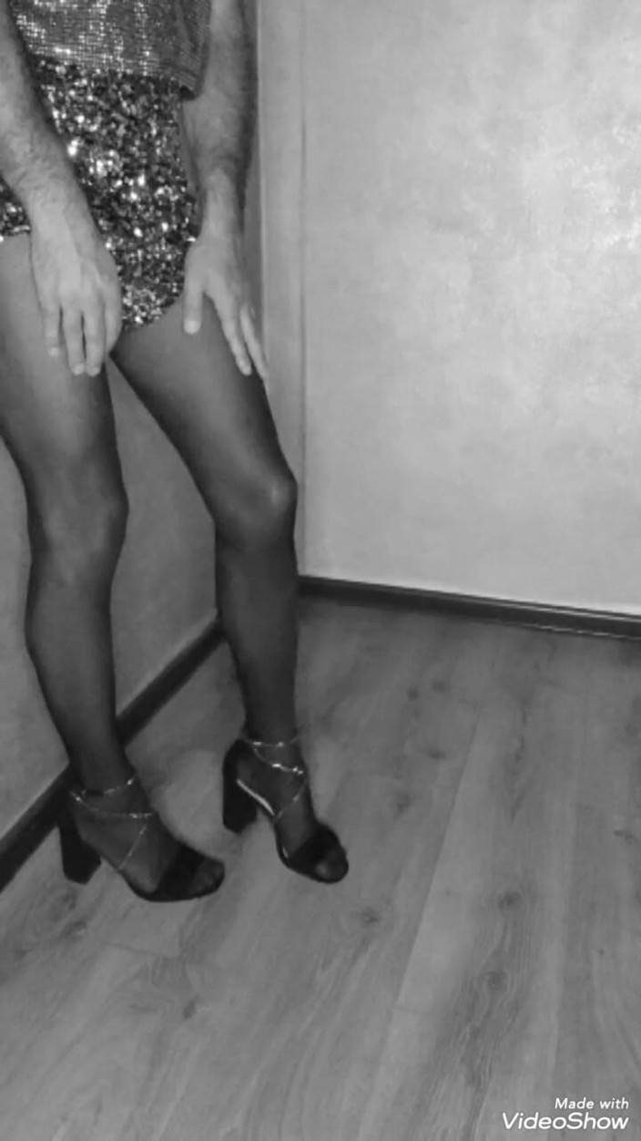 Lana Cross: Wanita jalan-jalan pakai gaun glossy