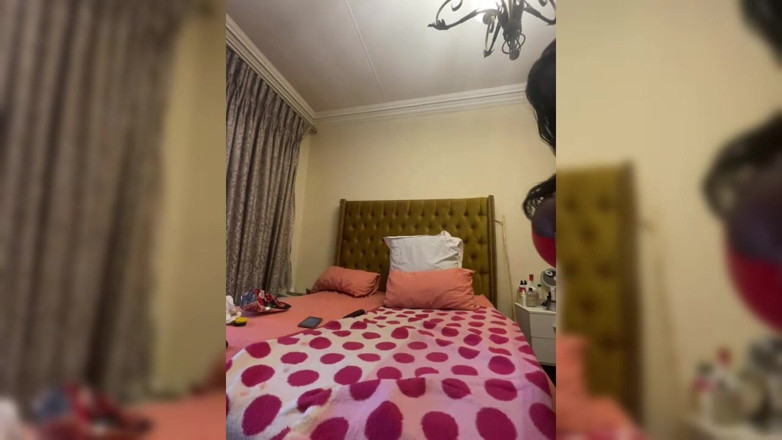 Legendary Booty Overdose: İri göğüslü zenci iri güzel kadın göğüslerine tapıyor ve mastürbasyon...