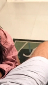 Un bâtard fou à grosse bite suce son monstre aux courbes - POV