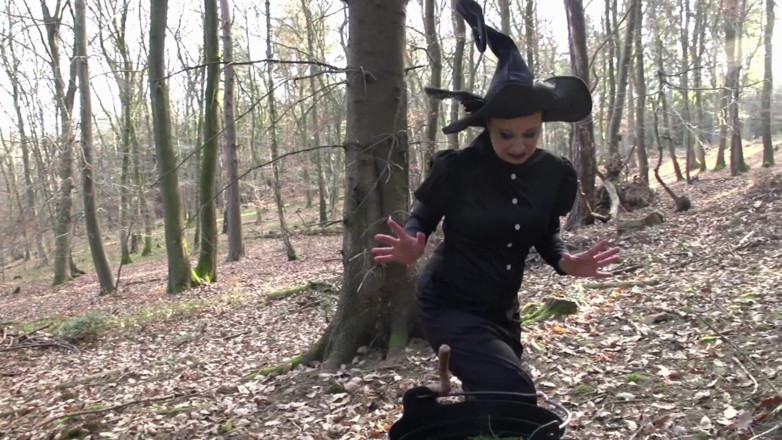 Real Porn Amateur: Une MILF brune en costume de sorcière vient de se...