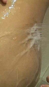 Fată asiatică cu țâțe mari corp perfect se fute și înghite spermă