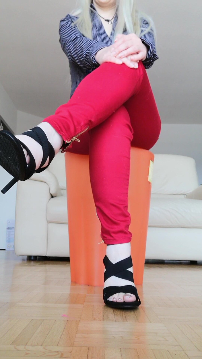 RavenBigAss: Raven se tape les orteils avec un jean rouge aux...
