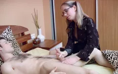Descansando na cama cara recebe uma punheta inesperada de uma loira