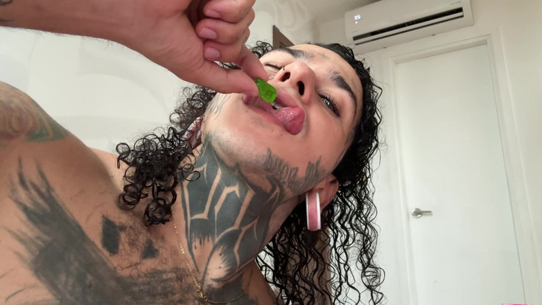 Dyavol: Obří Deminio požírá gumové Ostose