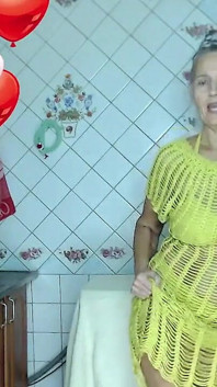 ホットな主婦ルケリヤは、キッチンで夏を夢見ています