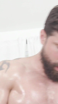 O corpo rasgado de Max Cartel lubrificado e lambido por Asteria Jade!
