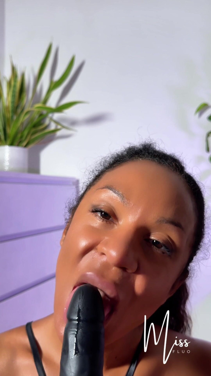 Miss Fluo: Pov lồn đầy lông đụ và thổi kèn với dương vật giả đen