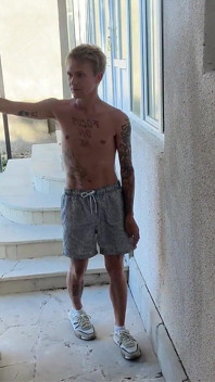 Partea 1 Un tip cu pula mare îl fute pe drăguțul grădinar twink al tatălui vitreg