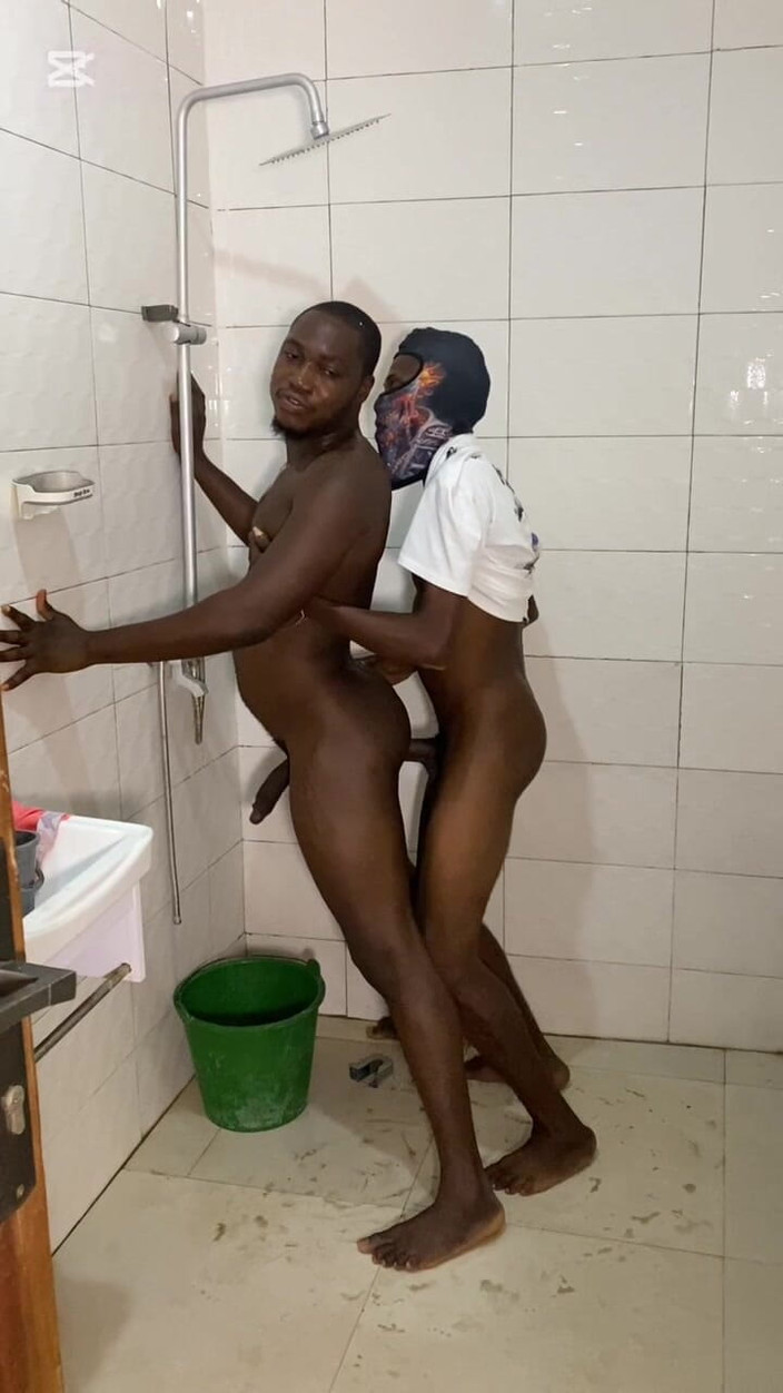 BlackDanie_production: Kongkek di bilik air