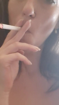 Saya Tahu Berapa Banyak Yang Awak Suka Lihat Milf Ini Merokok