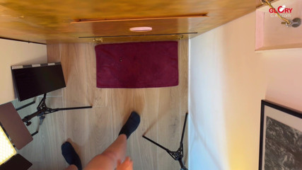 GLORYHOLEGAYS: Pappa som spankar vid gloryhole: Hans tjocka kolv fyller glaset –...