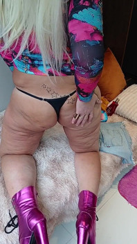 Începând cu un bikini minuscul negru și terminându-se cu toate agățate