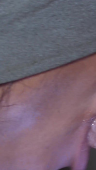Une bouche noire se fait remplir jusqu'à l'bride par une grosse bite blanche