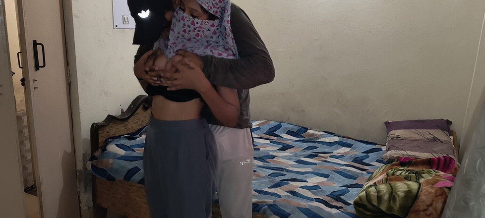 UnitedCourse31: 18 yaşındaki azgın Hintli üvey kız kardeşimi odada buluyorum