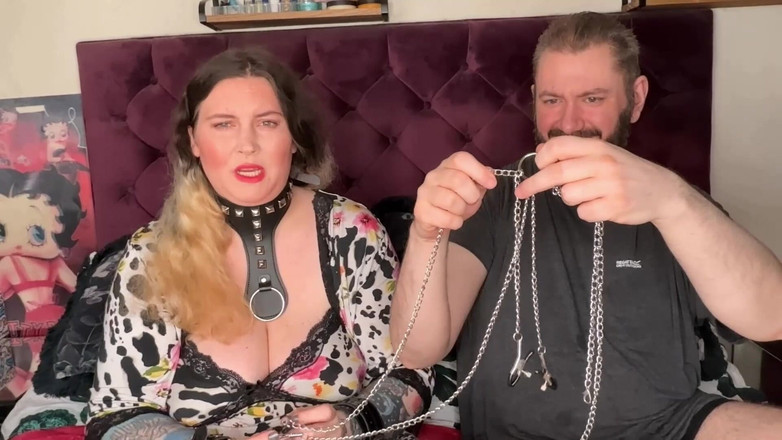 MissFFW: Kinky hoer unboxt haar selectie van nieuw speelgoed