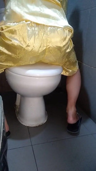 Crossdresser cum vestindo pijamas de cetim