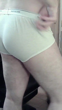 Camboy muscoloso e caldo muove le gambe