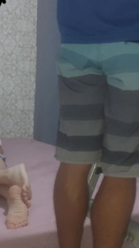L-am sunat pe vecin să repare lampa și am ajuns să-l prind uitându-se la curul meu