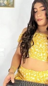 Aline Wird Flirtend Und Stellt Sich Vor Die Kamera