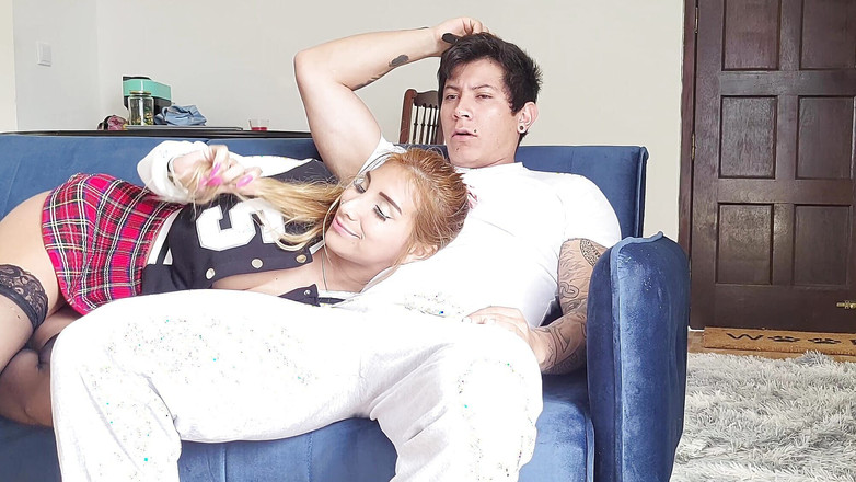 Winter_steph: Fruktansvärd förvirring! Min flickväns styvsyster suger min kuk. Min flickvän...