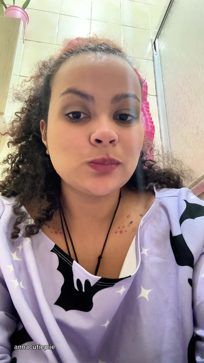 Cutiepiie Chubby: Awek berunsur susu gas di tandas dan kentut