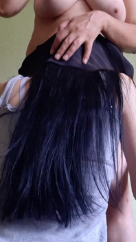 当我的熟女继母在她的丈夫做饭时，我给她的阴户