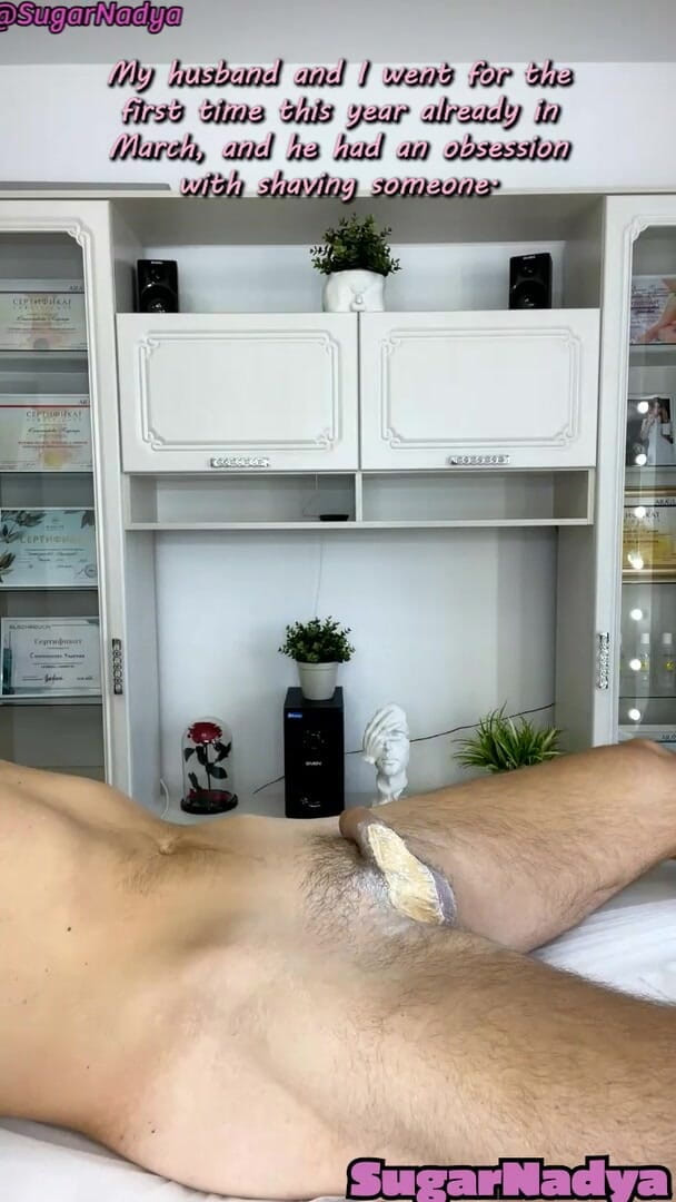 SugarNadya: El cliente se corre vigorosamente durante la depilación