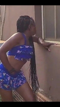 Une petite nana au beau cul surprend son voisin pendant qu’il se masturbe et le séduit