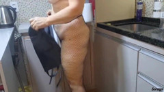 Priscila: Ich habe meine stiefmutter erwischt und das abendessen nackt gemacht.