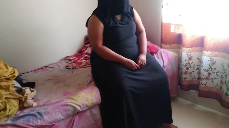 Aria Mia: Desi muslimka ošukaná nevlastním synem, když byla sama v posteli