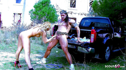 Full porn collection: Bionda milf ginger scopata all'aperto da tarzan ben allenato con...