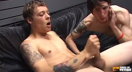Gay Diaries: Deux mecs tatoués se masturbent et se sucent sur le...