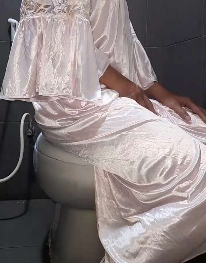 Naomisinka: Crossdresser, cewek cantik dengan lingerie seksi satin