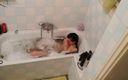 Beth and Joe&#039;s kinky store: Cam in de badkamer van een slank tienermeisje deel 1 HD