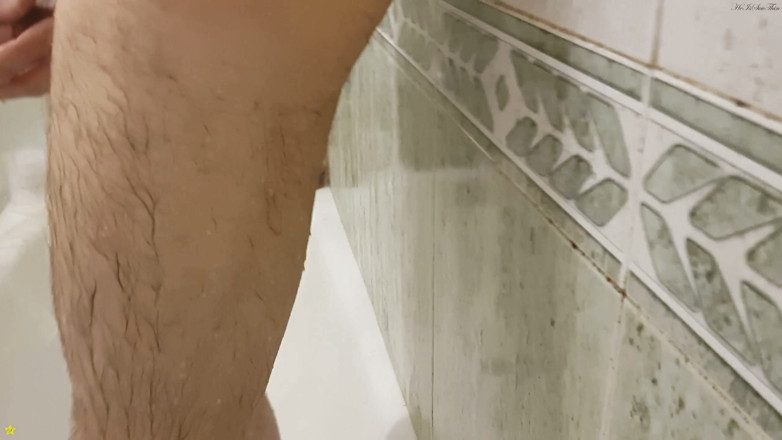 HeIsSooThin: Baise avec un gode et éjaculation sous la douche