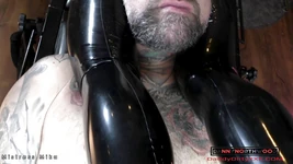 Stăpâna Mika strânge capul lui Danny cu coapsele ei sexy