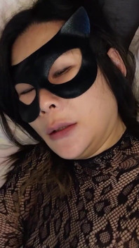 Sürtük maskeli Asyalı ateşli evli kadın Zoey Kim koca sikli boğa tarafından anlamsız sikiliyor